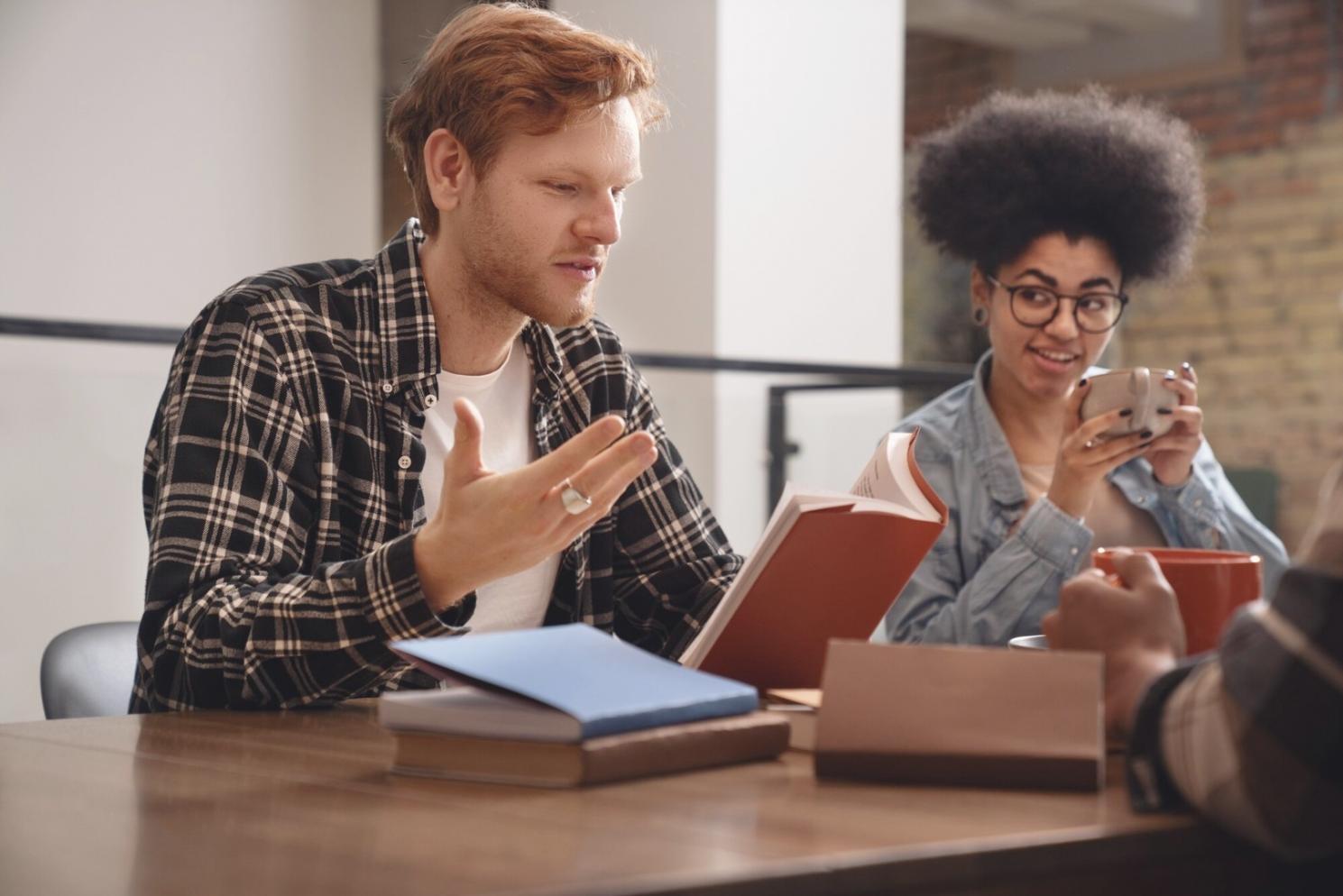 Planificación financiera con documentos y dispositivos