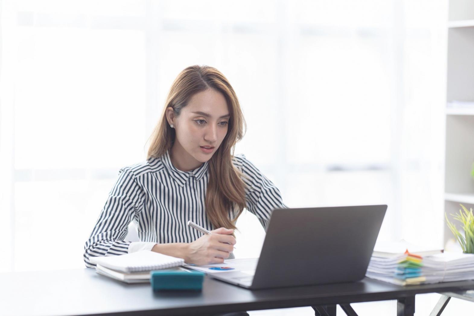 Equipo de vestralynoq trabajando en revisión de presupuestos