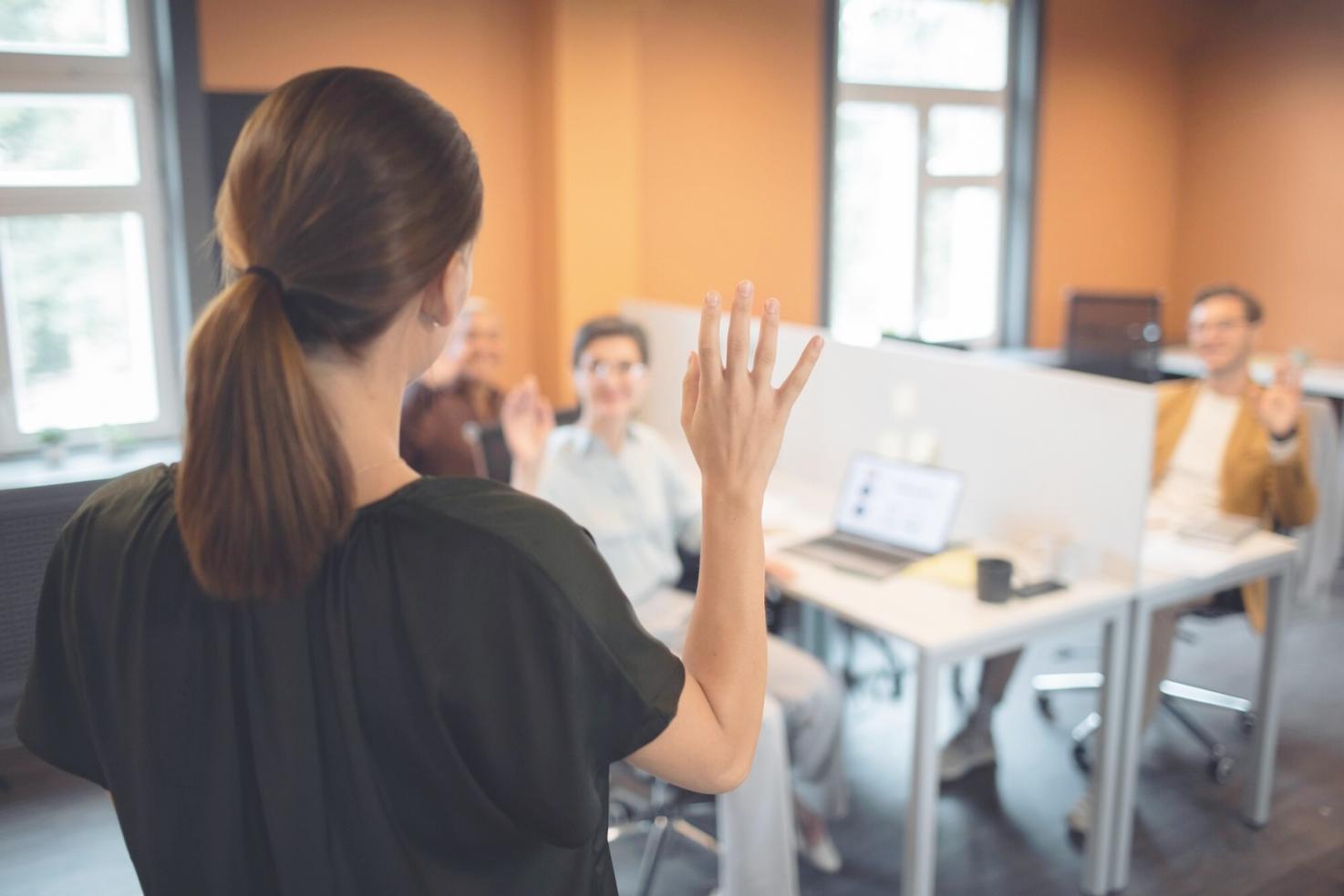 Espacio de trabajo con ordenador y notas sobre finanzas