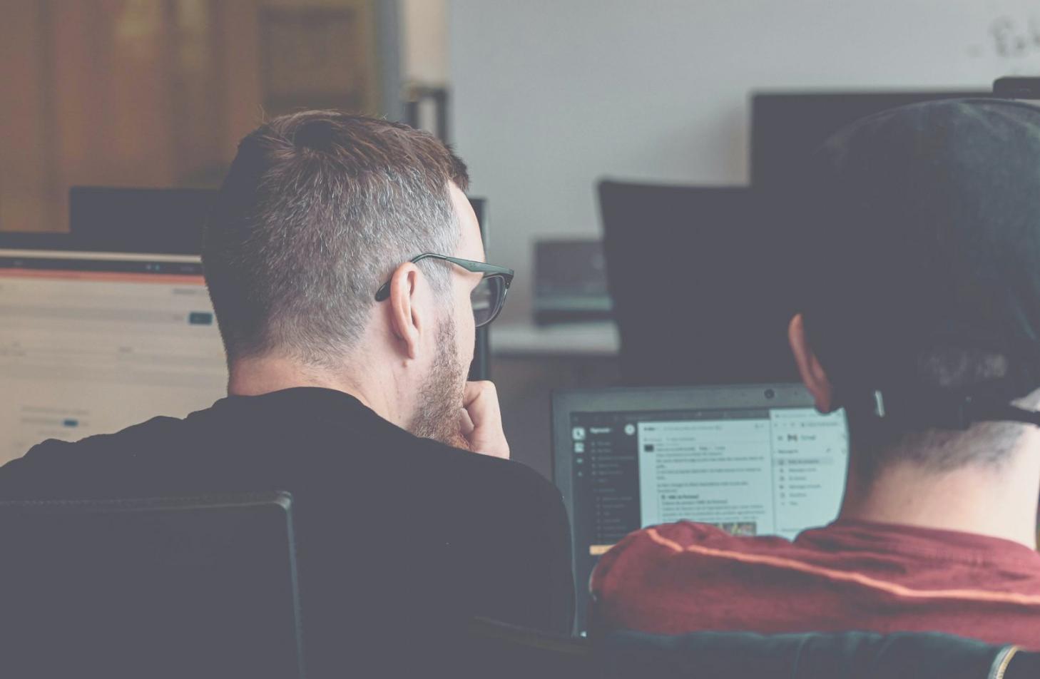 Persona revisando documentos financieros con calculadora